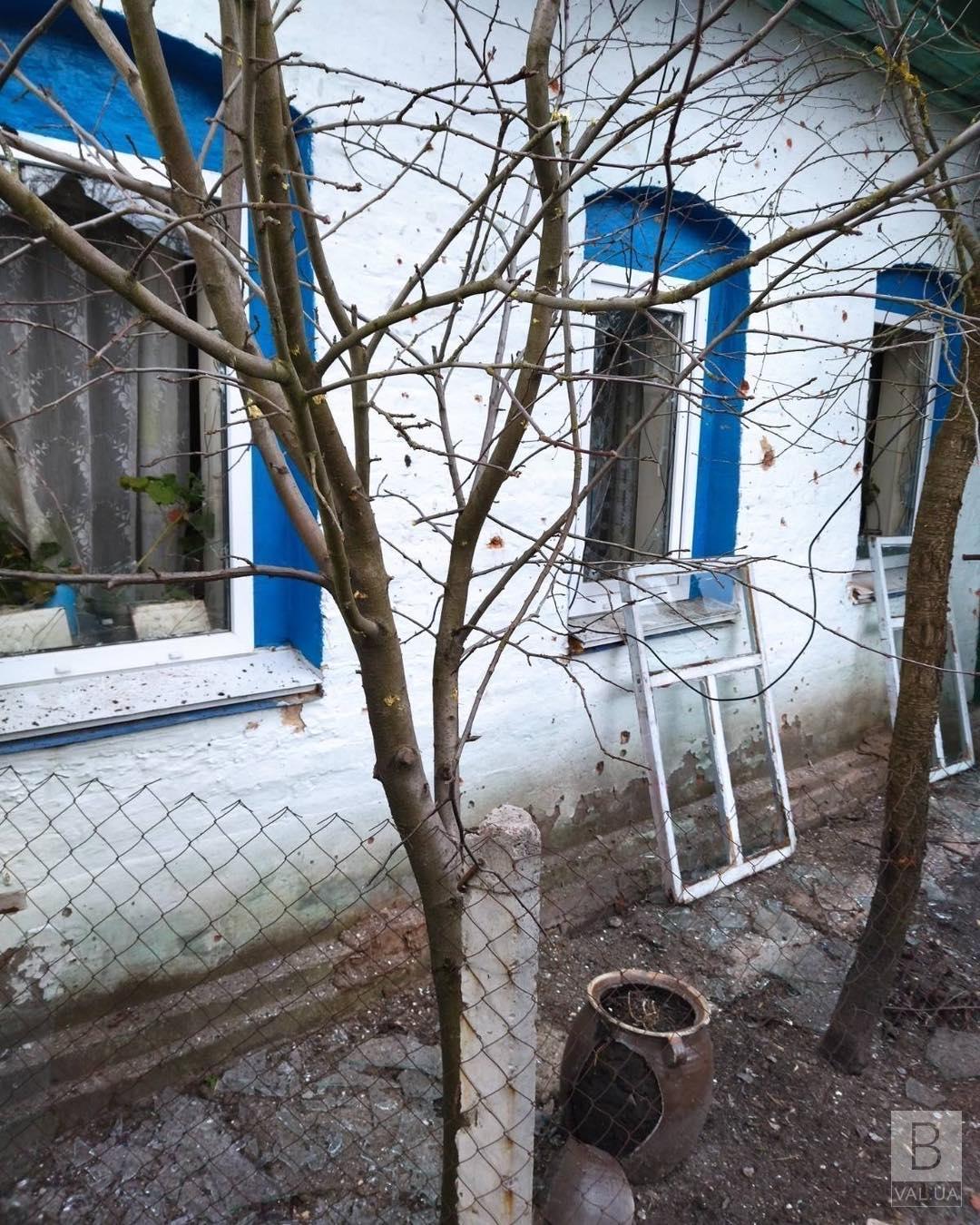 Гатили з міномету: через російські обстріли постраждав будинок в прикордонні Чернігівщини