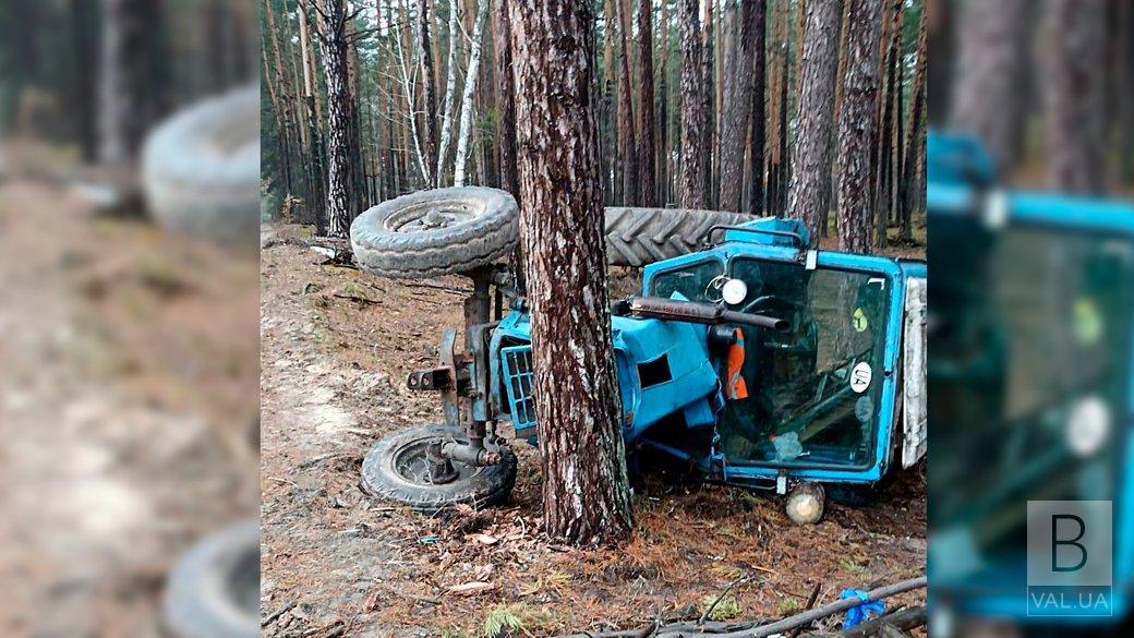 На Чернігівщині у лісі перекинувся трактор: водій загинув, пасажир у лікарні