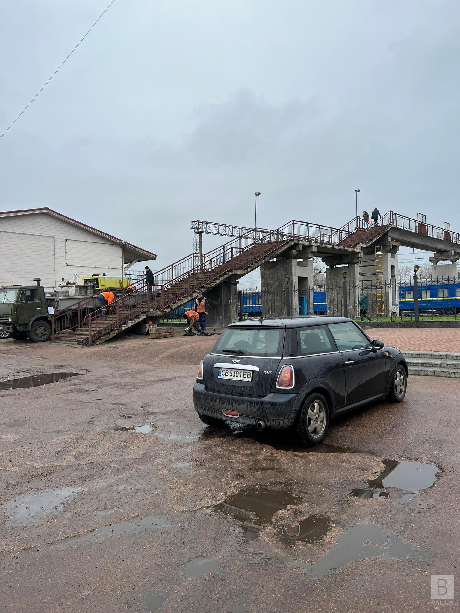 У Чернігові закрили пішохідний міст через залізничні колії