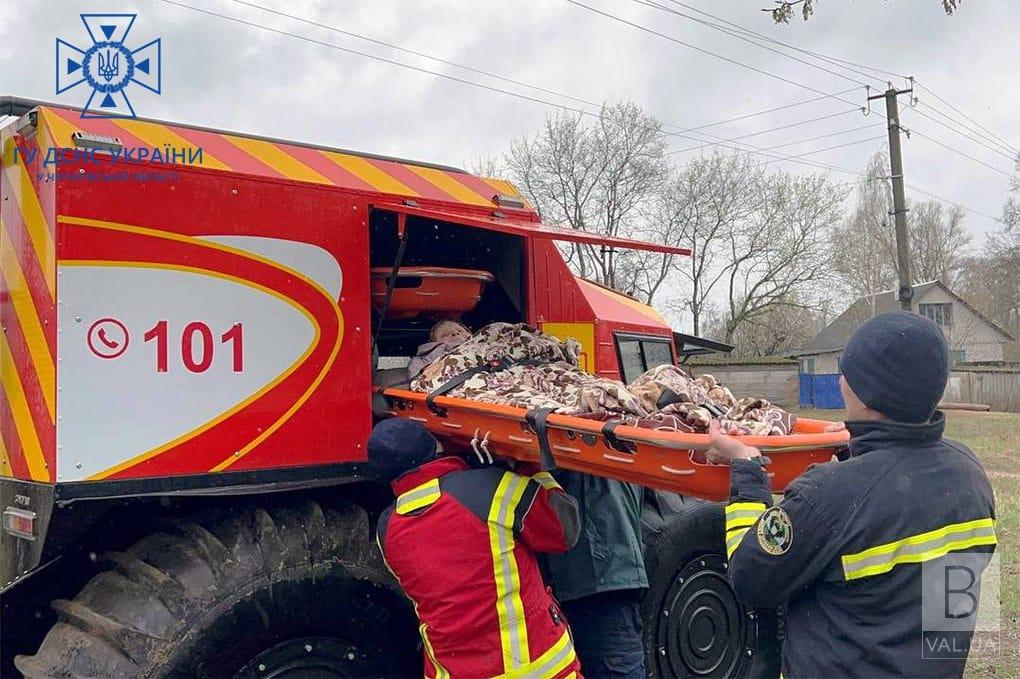 Рятувальники допомогли 95-річній жительці підтопленого села на Чернігівщині дістатися до медиків. ФОТО