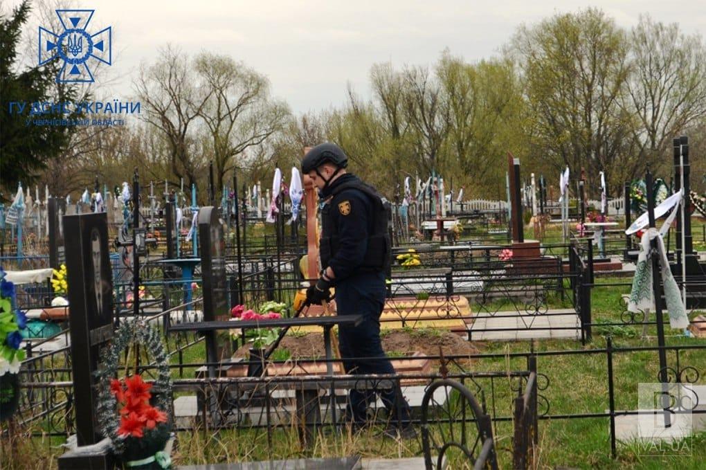 На Чернігівщини сапери перевіряють кладовища на наявність вибухівки. ФОТО