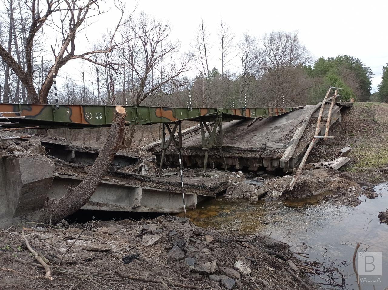 На Чернігівщині росіяни обстрілами зруйнували міст, який сполучав прикордонне село з «великою землею»