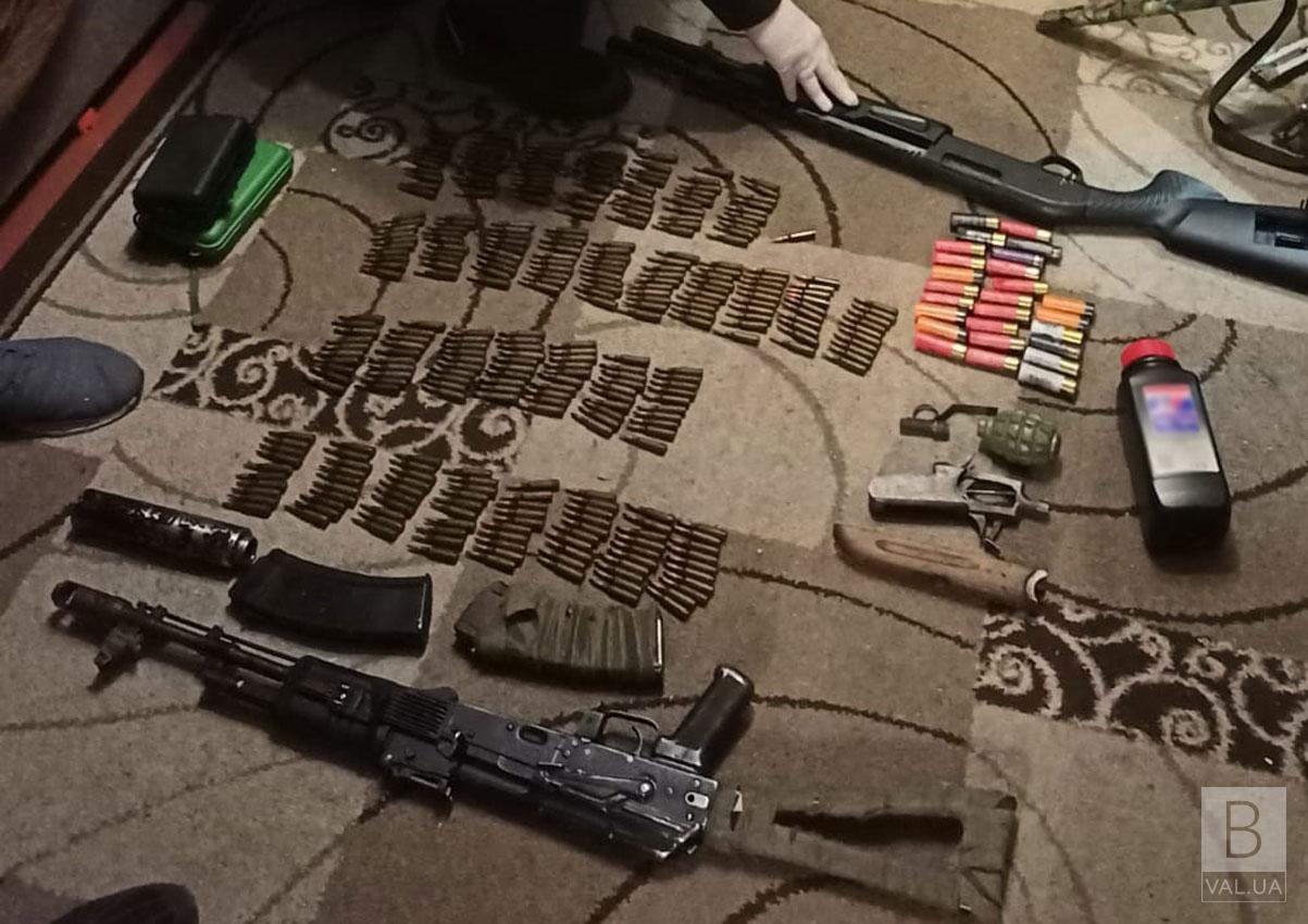 Житель Чернігівщини незаконно зберігав вдома вогнепальну зброю, набої та наркотики. ФОТО