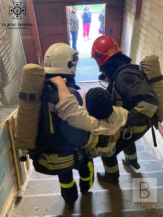 У Чернігові під час пожежі врятували 62-річну жінку