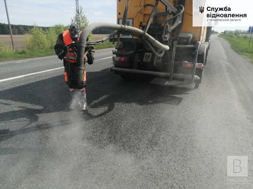 На головних трасах Чернігівщини ремонтують дорожнє покриття