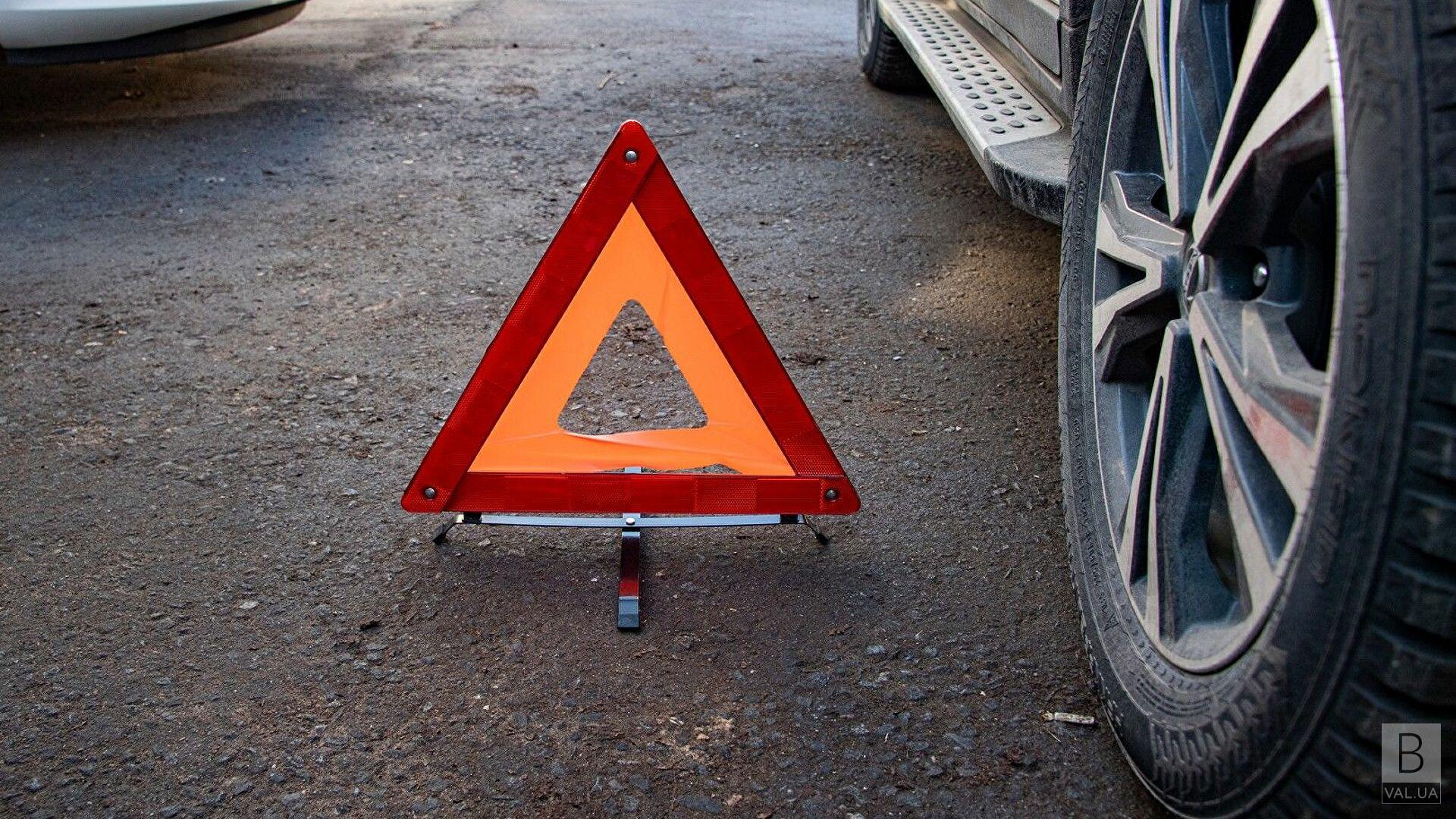 На Чернігівщині автівка врізалася в електроопору: є травмовані