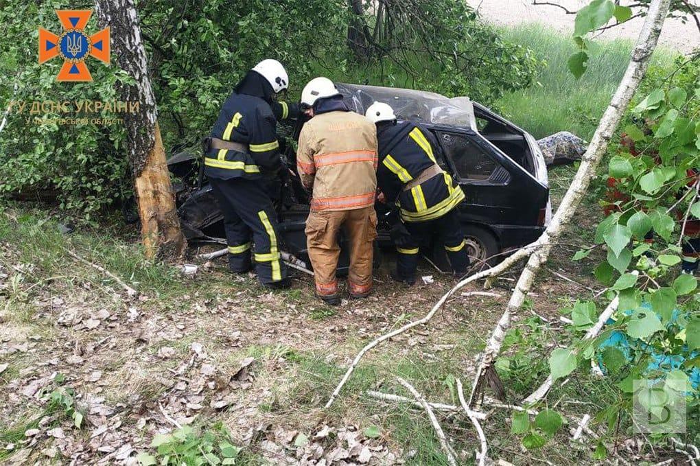 Врізався в дерево: на Коропщині в ДТП загинув водій легковика, двоє пасажирів — в лікарні