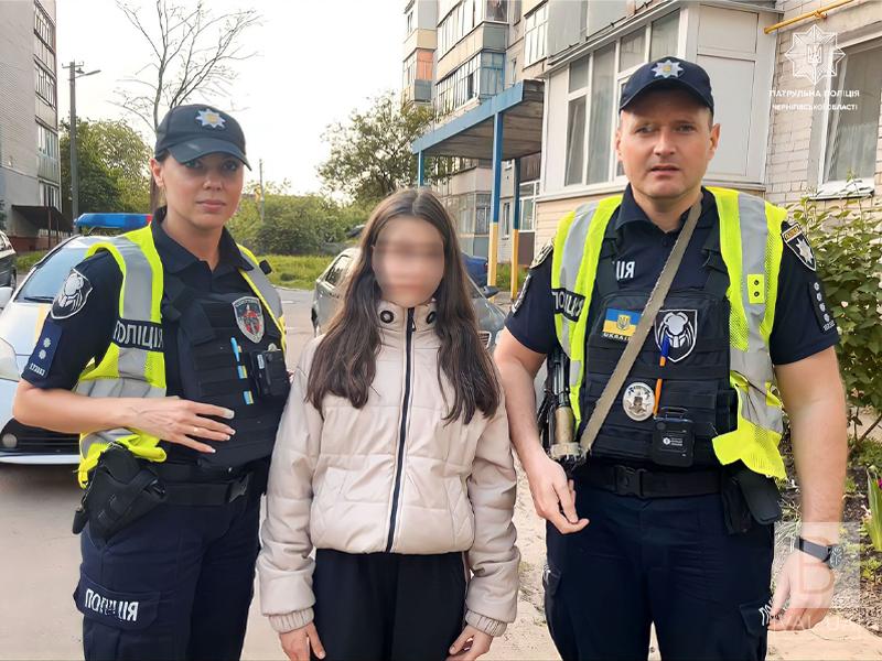 Гуляла з друзями в Ялівщині та не відповідала на дзвінки: патрульні розшукали 12-річну дівчинку