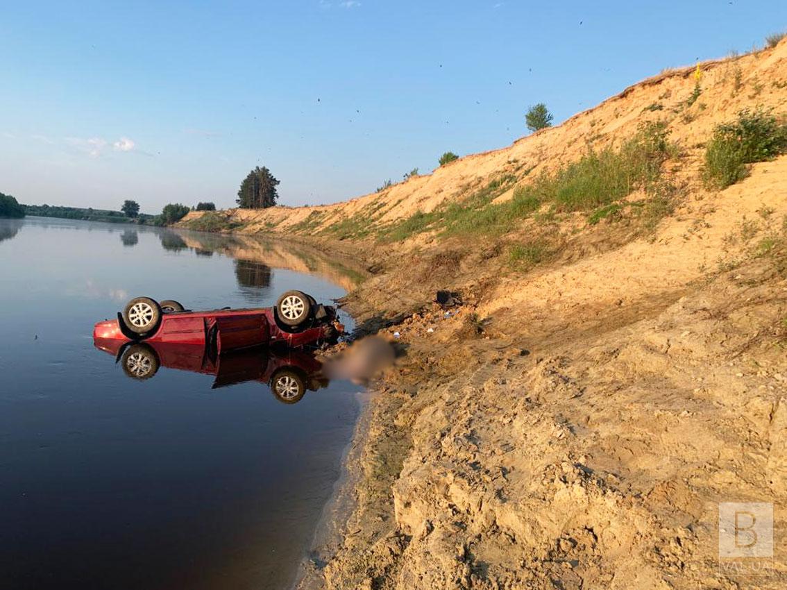 Смертельна ДТП в Корюківському районі: авто злетіло в Десну. ФОТО