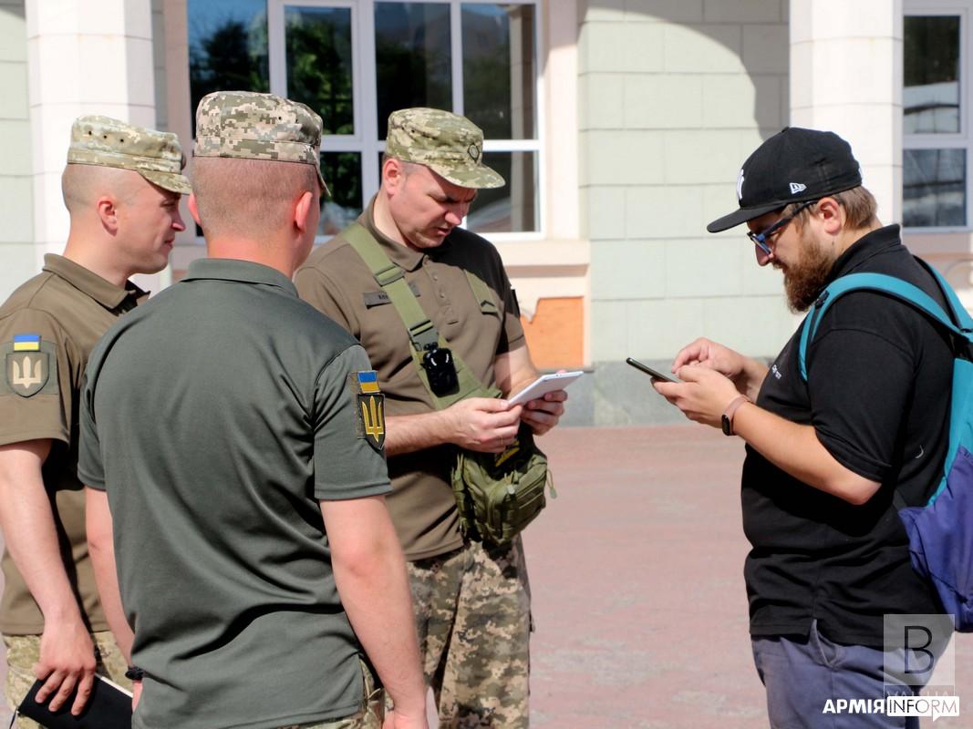 Для покращення прозорості та об’єктивності: військові патрулі Чернігівщини відтепер з бодікамерами