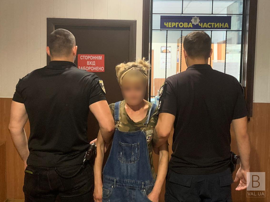 У Прилуках наркозалежна жінка напала із ножем на 18-річного юнака