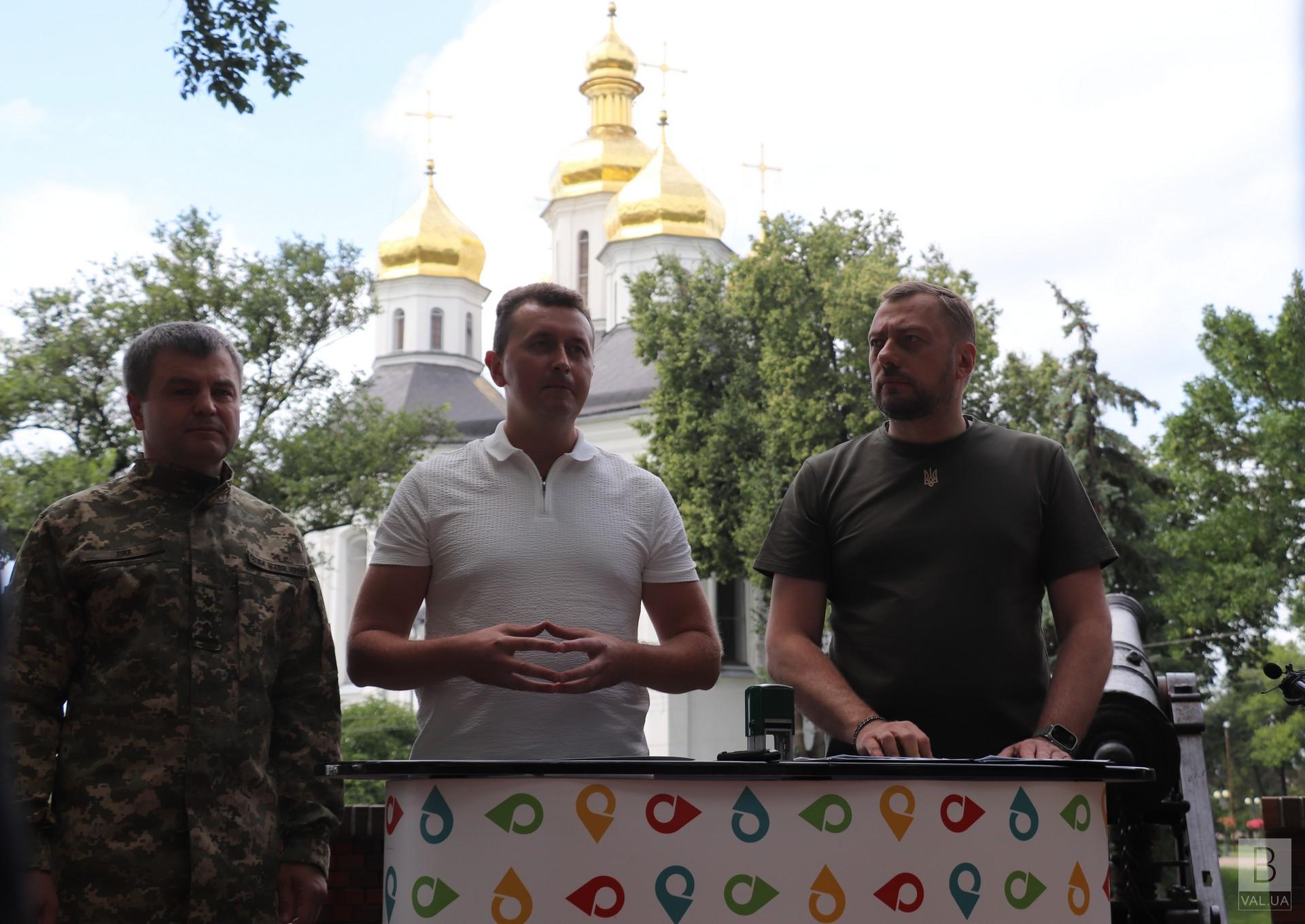 «Слава Силам оборони і безпеки України!»: у Чернігові погасили фінальну марку героїчної серії. ФОТО