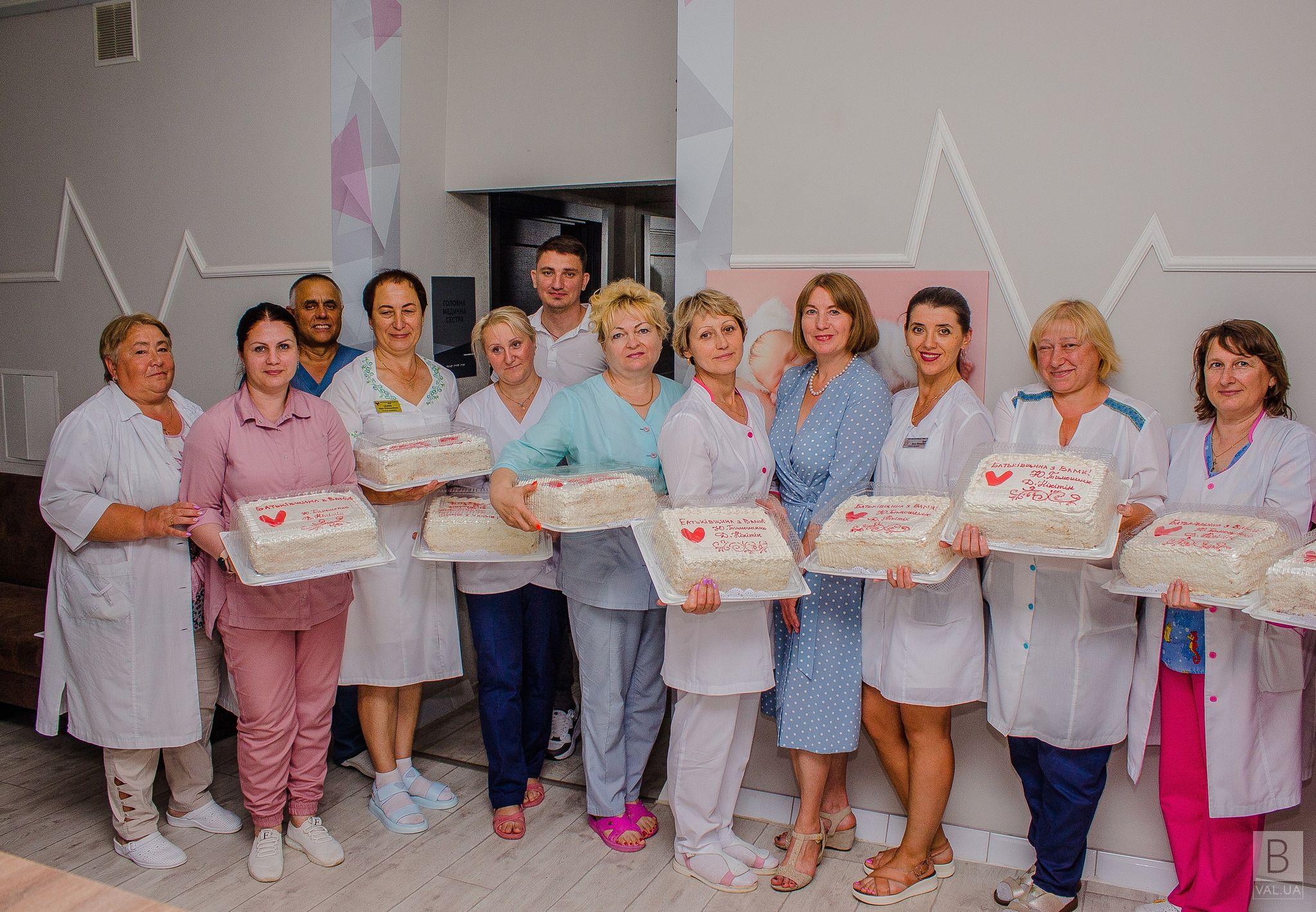 «Українські медики – найкращі» – «Батьківщина» традиційно привітала медпрацівників тортами. ФОТО