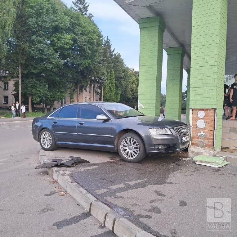 У центрі Мени – ДТП: автівка в’їхала в будинок культури. ФОТОфакт 