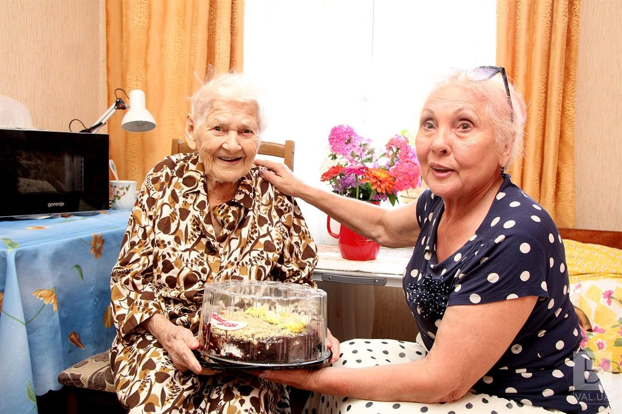 «Треба бути оптимістом і мало їсти!»: ніжинка відзначила свій 105-й день народження. ФОТО