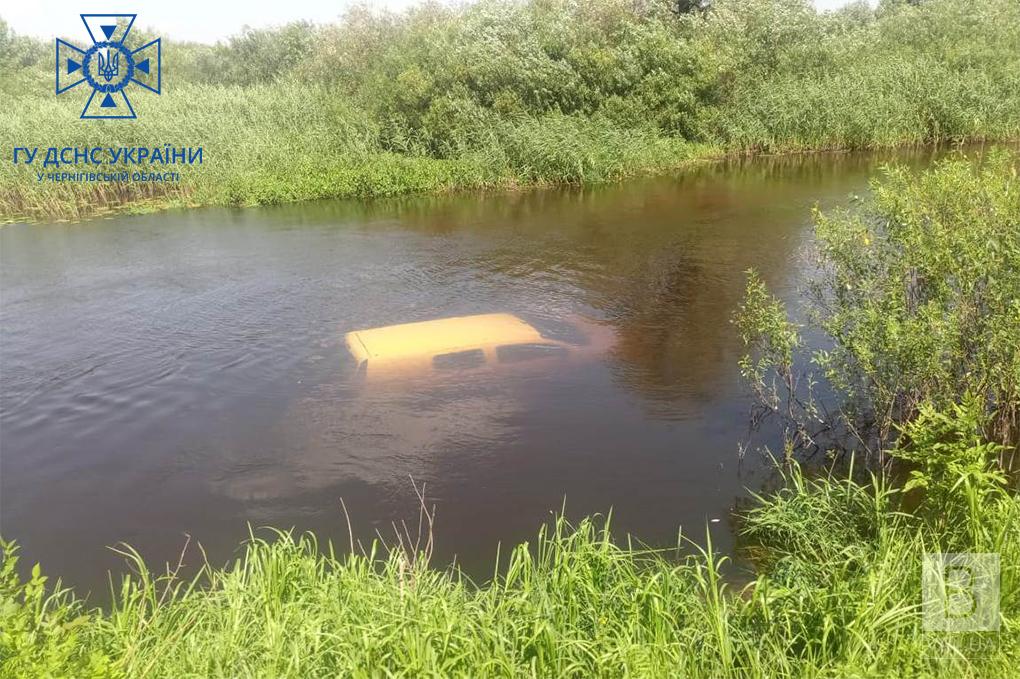 Злетів у річку: на Чернігівщині в ДТП загинув водій легковика. ФОТО