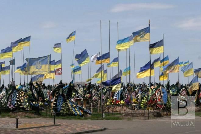 У секторі військових поховань на "Яцево" замінять прапори, які втратили свій зовнішній вигляд