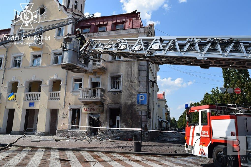 Обстежили 53 будинки: у Чернігові триває ліквідація наслідків російського ракетного удару по драмтеатру