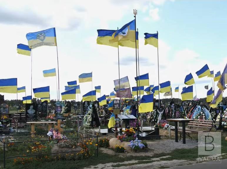 У Чернігові оновили прапори на могилах воїнів на «Яцево» та у Ялівщині