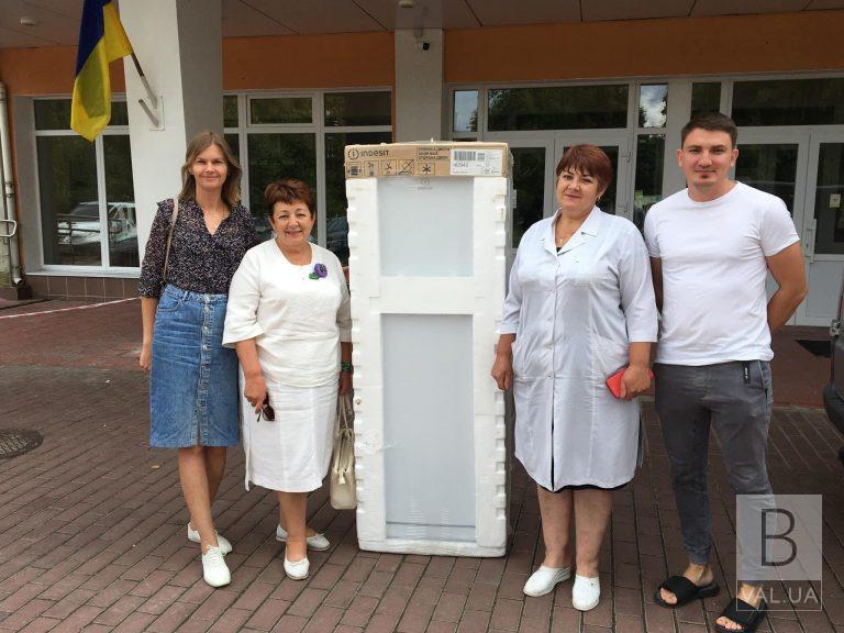 «Батьківщинівці» передали морозильне обладнання для обласної лікарні