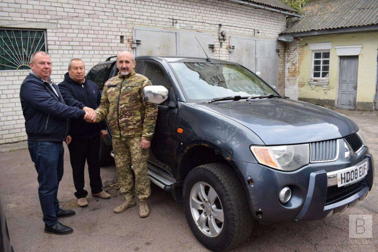 Фермери Чернігівщини передали авто для ЗСУ, яке буде оснащене кулеметом для збивання дронів. ФОТО