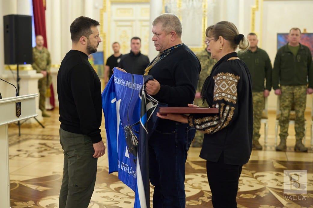 Зеленський вручив батькам загиблого ніжинського льотчика орден «Золота Зірка»