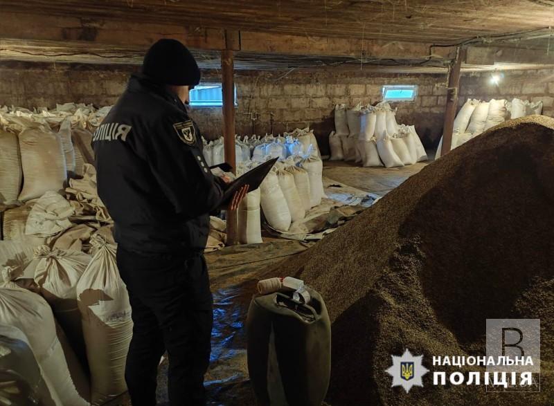 Вилучили 5 тонн сировини на 4 мільйони гривень: на Чернігівщині викрили підпільний цех з виробництва тютюну. ФОТО