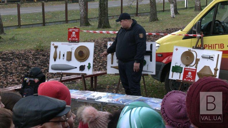 Чернігівський сапер «Кракен», який втратив ногу, повернувся до роботи та навчає правил мінної безпеки