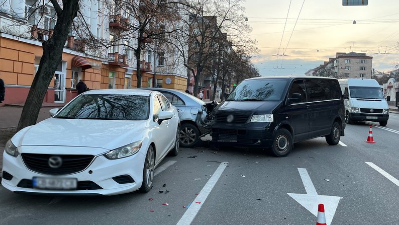 У центрі Чернігова мікроавтобус врізався у припарковану автівку: водій у лікарні