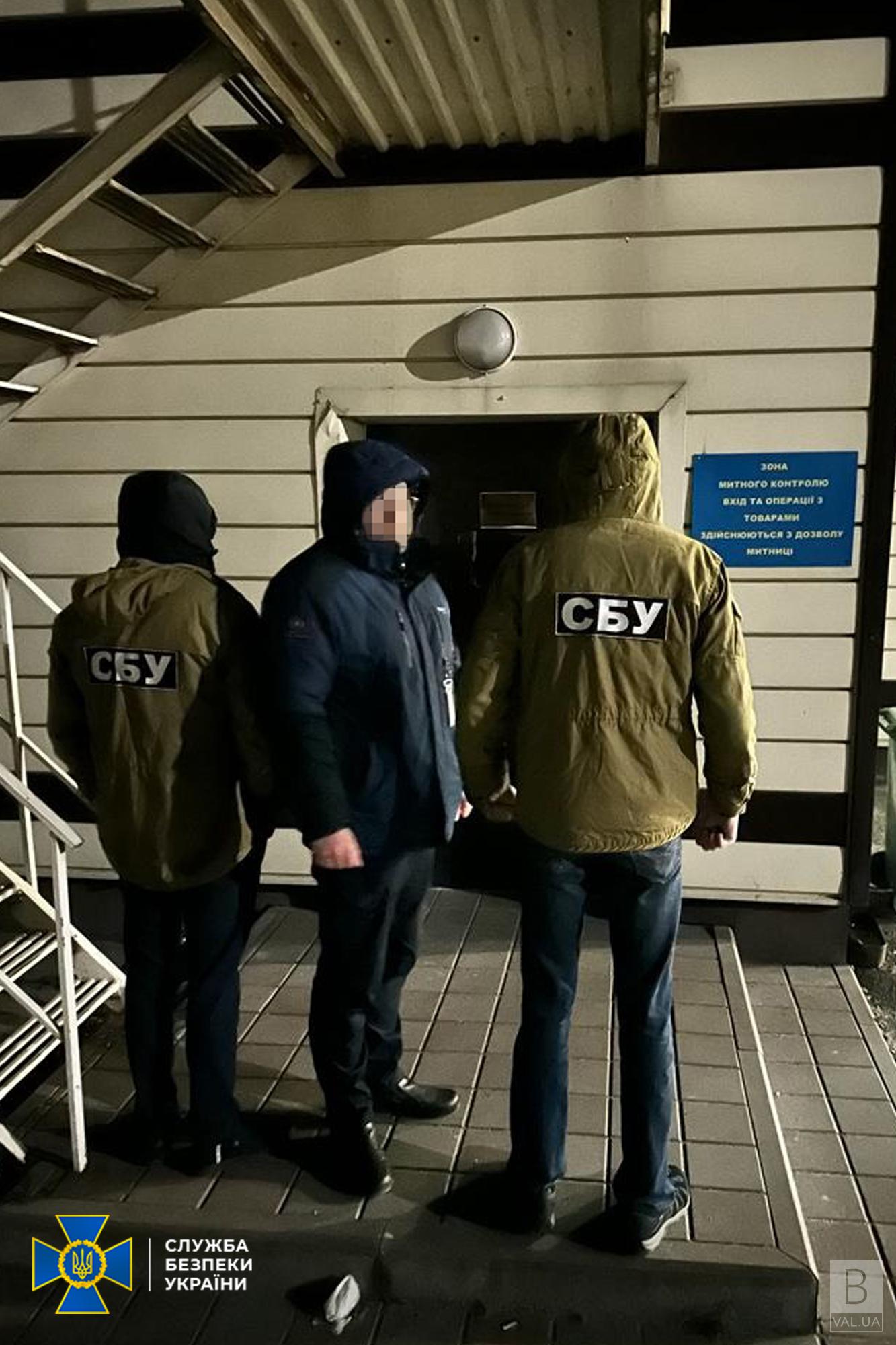 Вимагали «данину» за оформлення автомобілів: на Чернігівській митниці викрили корупційну схему