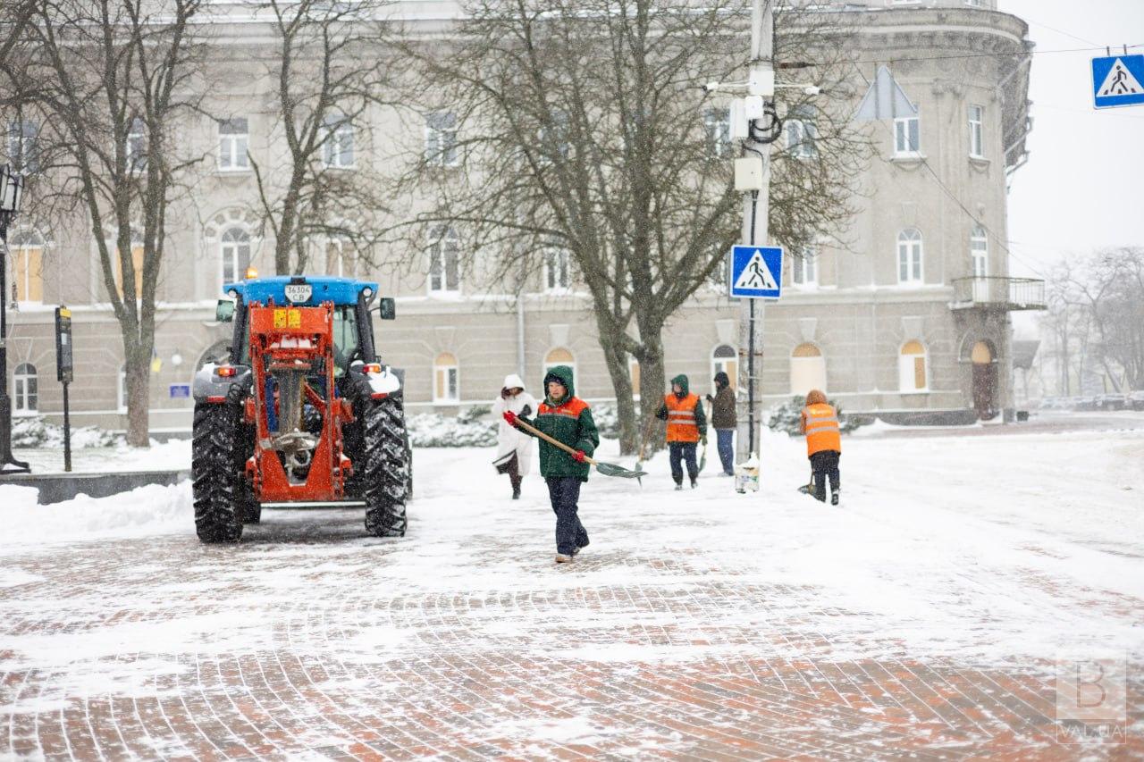 Чернігів прибирає від снігу 54 одиниці техніки та 380 комунальників