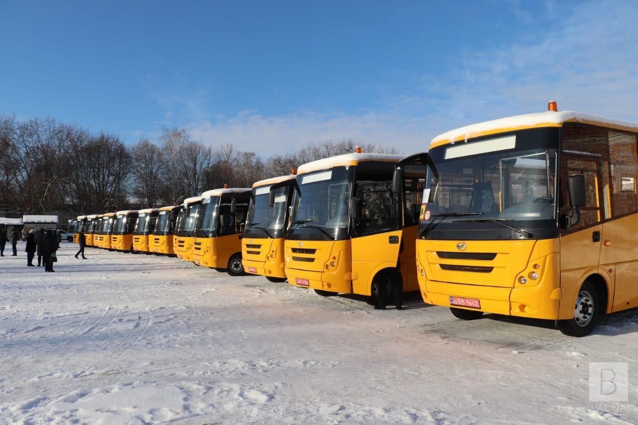 До громад Чернігівщині надійшло 13 нових шкільних автобусів
