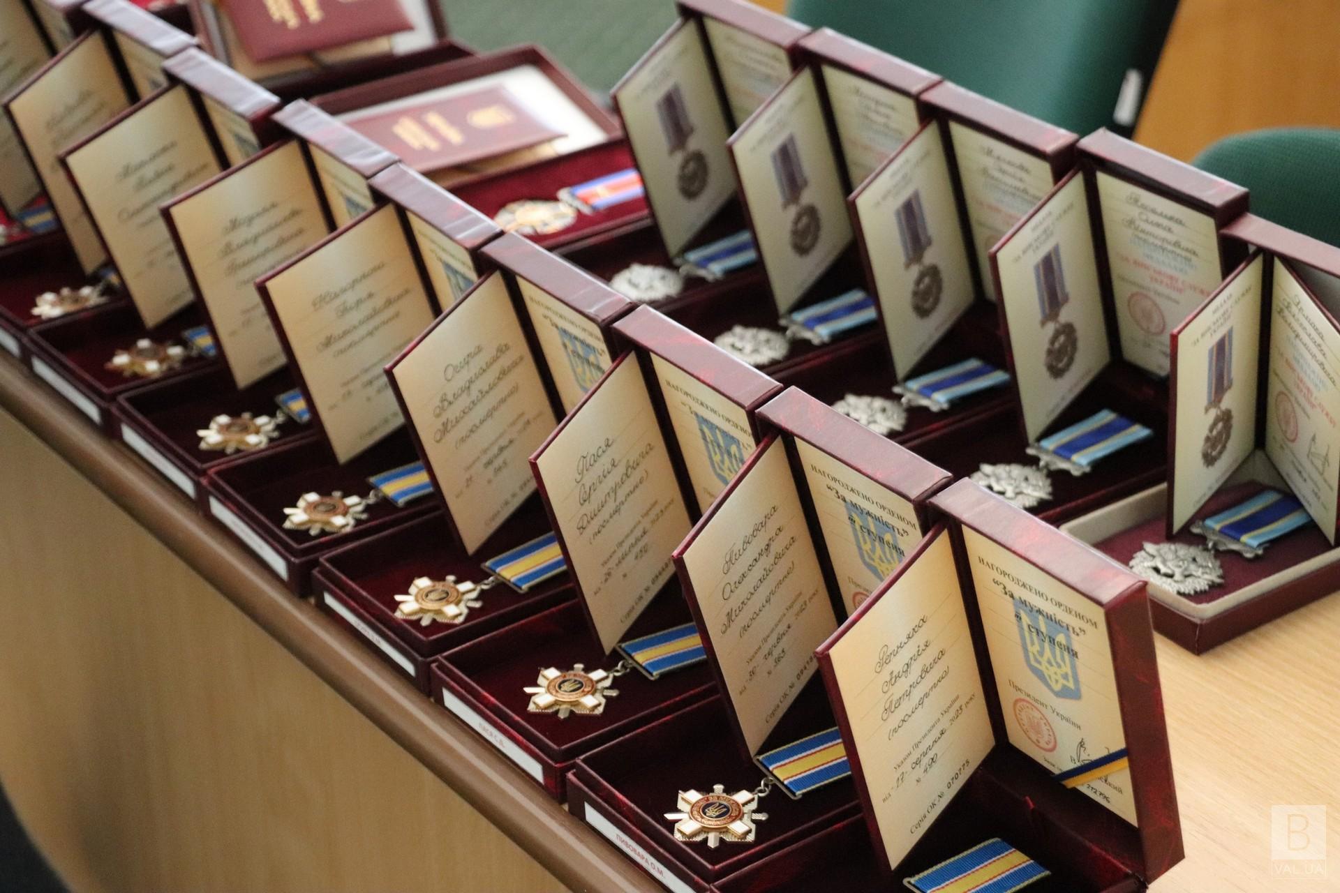 У Чернігові 28 посмертних державних нагород передали рідним загиблих воїнів