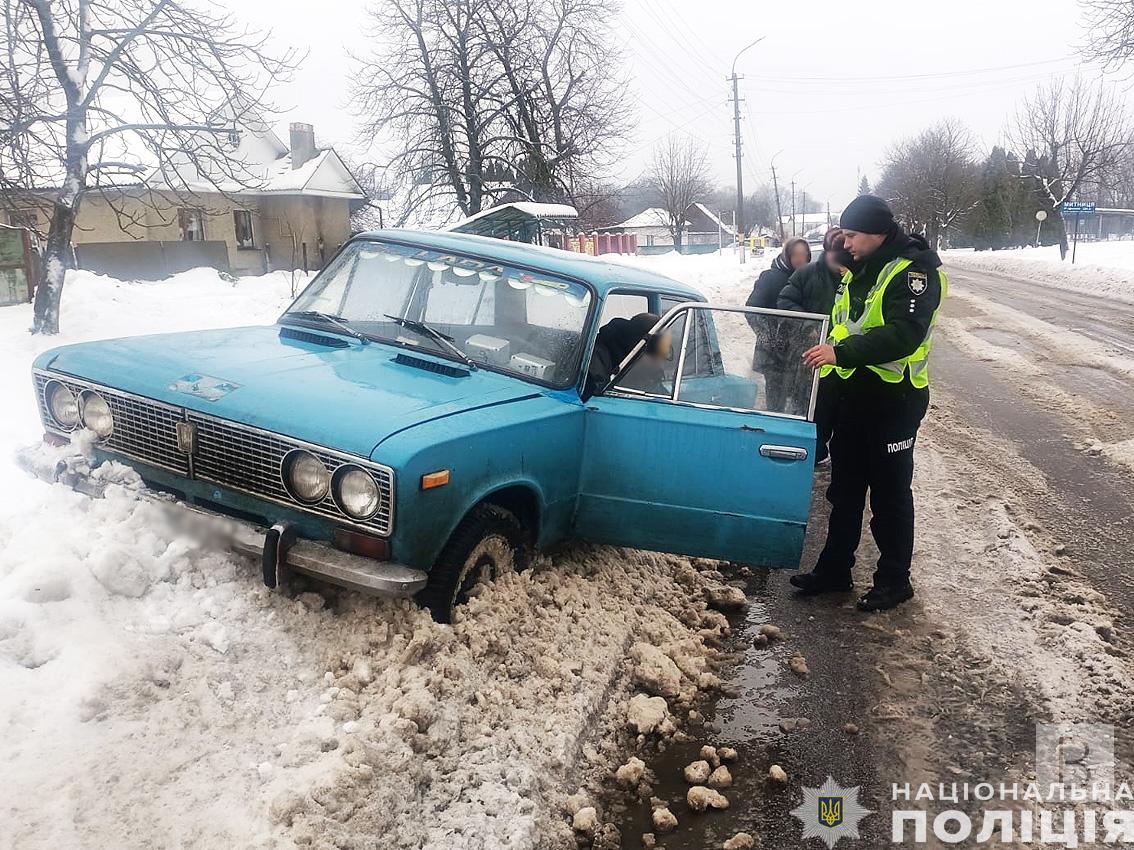Водію стало зле за кермом: на Новгород-Сіверщині патрульні витягли автівку зі снігового замету. ФОТО