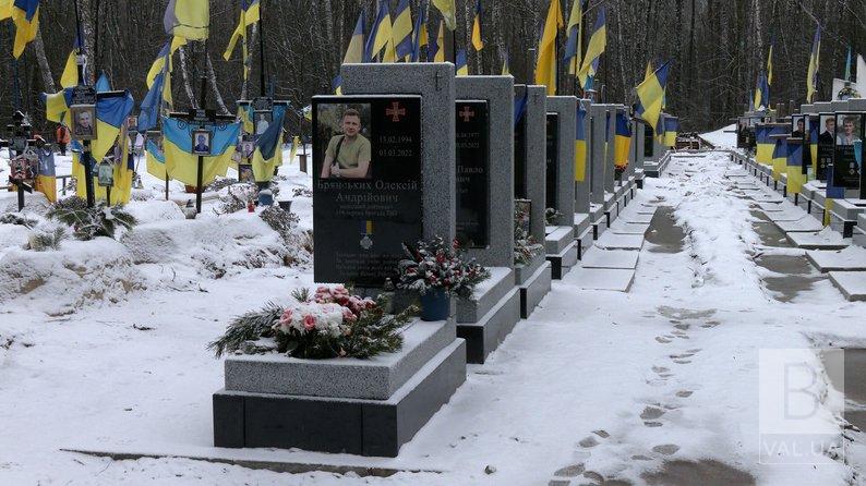 На кладовищі в Ялівщині вже встановили 27 із 93 пам'ятників для воїнів