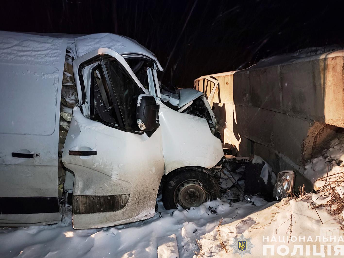 Неподалік Чернігова водій мікроавтобуса в’їхав в бетонні плити: він загинув на місці