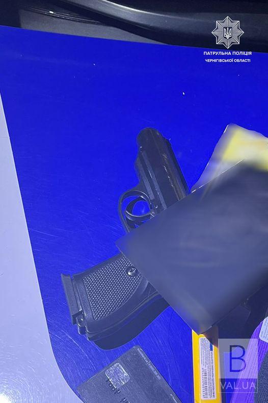 У Чернігові п’яний пасажир авто під час поїздки стріляв з пістолета