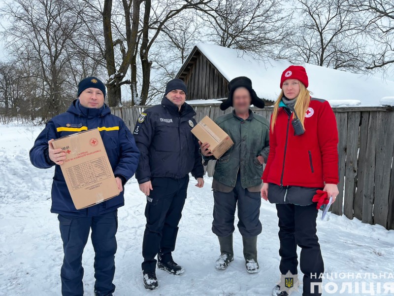  На Чернігівщині поліцейські та рятувальники допомагають мешканцям сіл, до яких ускладнений проїзд через підйом води 