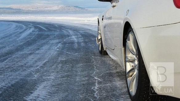 Мокрий сніг та ожеледиця: водіїв попереджають про погіршення погодних умов на Чернігівщині