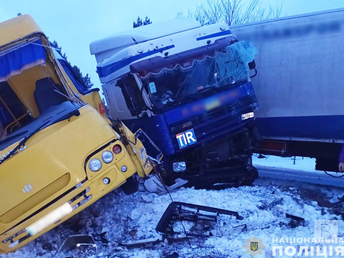 У Чернігівському районі зіткнулися фура та шкільний автобус: травмувалися троє людей, серед яких дитина. ФОТО