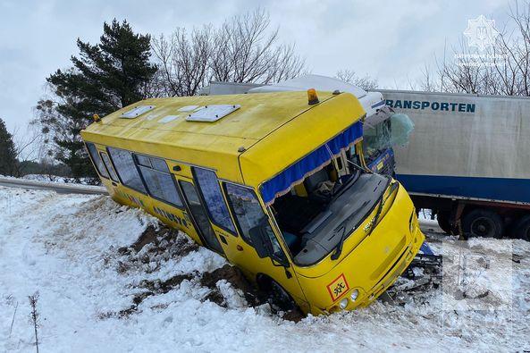 ДТП зі шкільним автобусом та фурою у Чернігівському районі: поліція з’ясувала причини аварії. ФОТО
