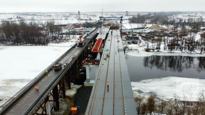 Будівництво мосту поблизу Чернігова: облаштовують тримальну конструкцію та під'їзні шляхи