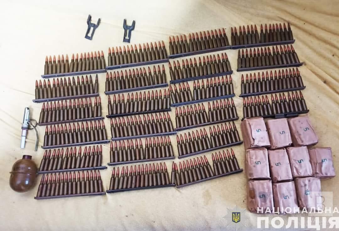 Чернігівець незаконно зберігав в себе вдома понад 700 набоїв та гранату. ФОТО