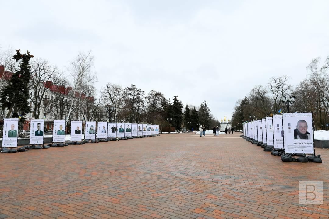 На Алеї Героїв у Чернігові оновили експозицію фотовиставки загиблих воїнів. ФОТО