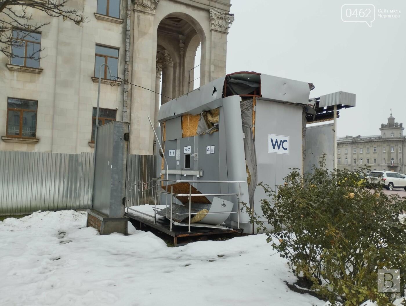 Понад мільйон на вбиральню: у Чернігові хочуть відбудувати зруйнований росіянами туалет