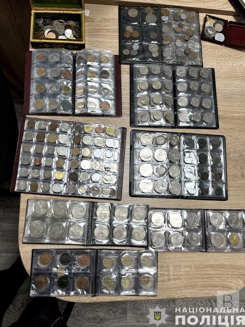 У Ніжині затримали двох чоловіків, які викрали колекційні монети. ФОТО