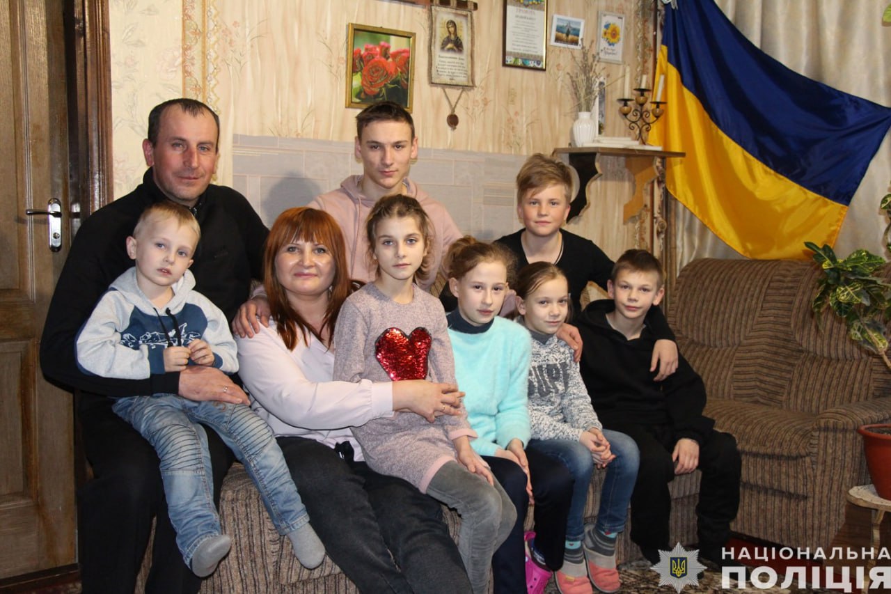  На Чернігівщині поліцейська стала мамою для п’ятьох осиротілих дітей