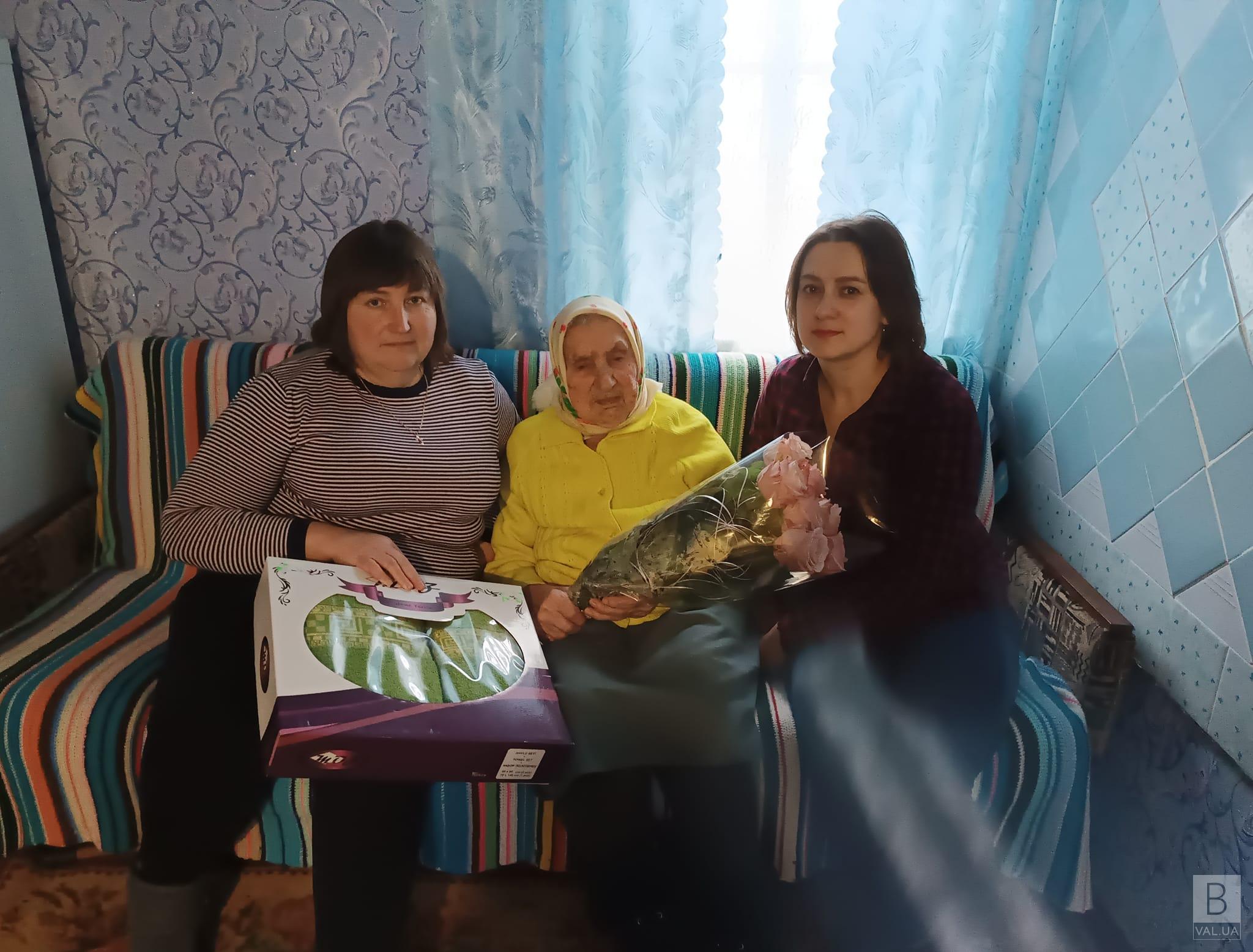 Любить книжки з картинками та не любить телевізор: 106-й день народження відзначила жителька Чернігівщини