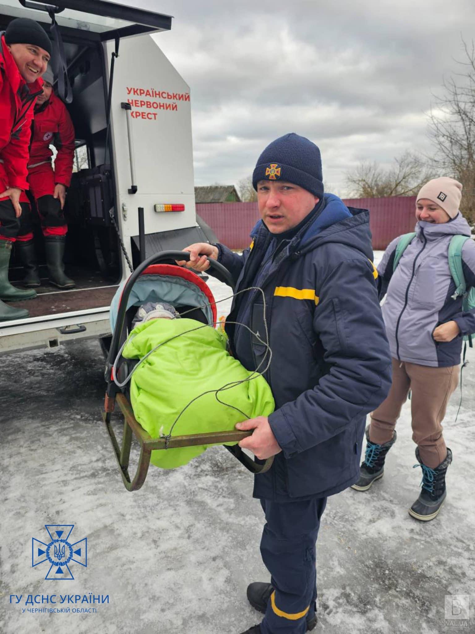 Доставляють продукти та ліки: рятувальники Чернігівщини допомагають жителям підтоплених сіл