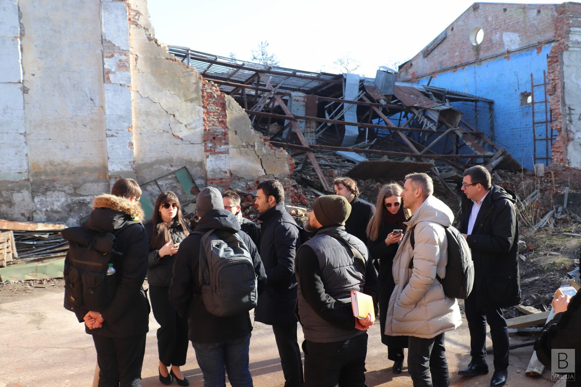 Частину зруйнованої будівлі Обласного молодіжного центру у Чернігові допоможе законсервувати французький партнер. ФОТО
